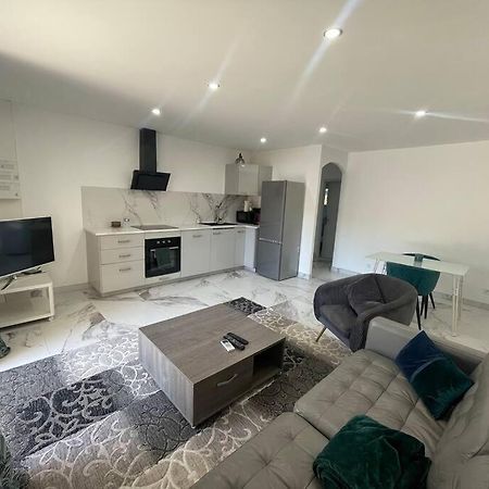 Bel Appartement Avec Parking Cabannes Exterior photo